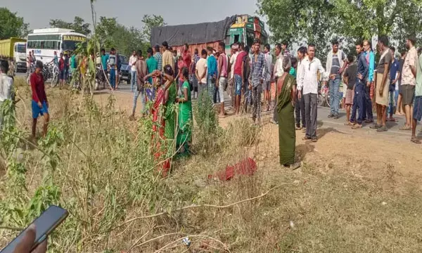 आम तोड़ने निकले दो बच्चों को कार ने मारी टक्कर, दोनों की मौत... आक्रोशित लोगों ने किया चक्काजाम...