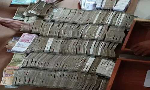 करोड़पति रेंजर: ACB ने घूस लेते रेंजर को किया गिरफ्तार, छापामारी में घर से मिले 99 लाख रुपये, नोट गिनने मंगनी पड़ी  मशीन