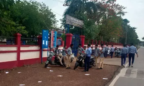 बड़ी खबर: सेंट्रल स्कूल में खड़ी दर्जनभर मोपेड से मोबाइल चोरी, परीक्षा दिलाने पहुंचे थे स्टूडेंट्स; प्रबंधन ने हाथ खड़े किए, थाने पहुंचे लोग