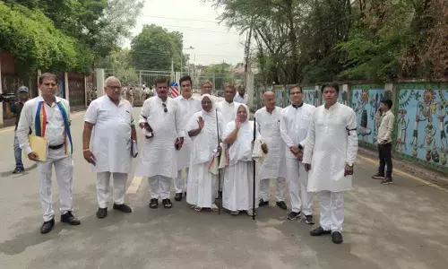 क्रांति सेना के विरोध में पैदल मार्च: जैन मुनियों पर अभद्र टिप्पणी के विरोध में राजधानी में दुकानें बंद, पैदल मार्च कर राजभवन पहुंचे समाज के लोग