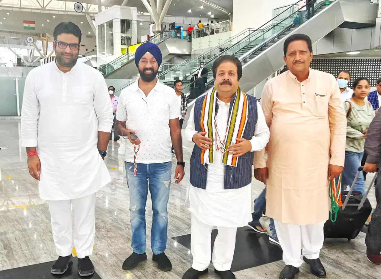 CG पहुंचे शुक्ला और रंजीत: राज्यसभा के उम्मीदवार राजीव शुक्ला और रंजीत रंजन पहुंची रायपुर, कल सीएम के साथ जाएंगे नामांकन जमा करने