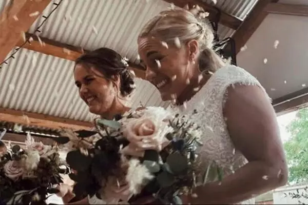 दो महिला क्रिकेटर्स ने रचाई शादी: नौ साल तक साथ में खेलीं क्रिकेट, लंबे रिलेशनशिप के बाद कर ली है शादी... देखें फोटो दो महिला क्रिकेटर्स ने रचाई शादी: नौ साल तक साथ में खेलीं क्रिकेट, लंबे रिलेशनशिप के बाद कर ली है शादी... देखें फोटो