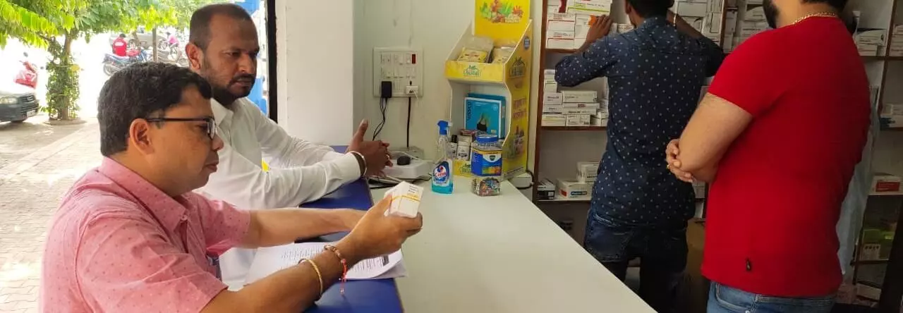 सरगुजा कलेक्टर ग्राहक बनाकर पेट दर्द की दवाई लेने पहुंचे मेडिकल स्टोर सरगुजा कलेक्टर ग्राहक बनाकर पेट दर्द की दवाई लेने पहुंचे मेडिकल स्टोर