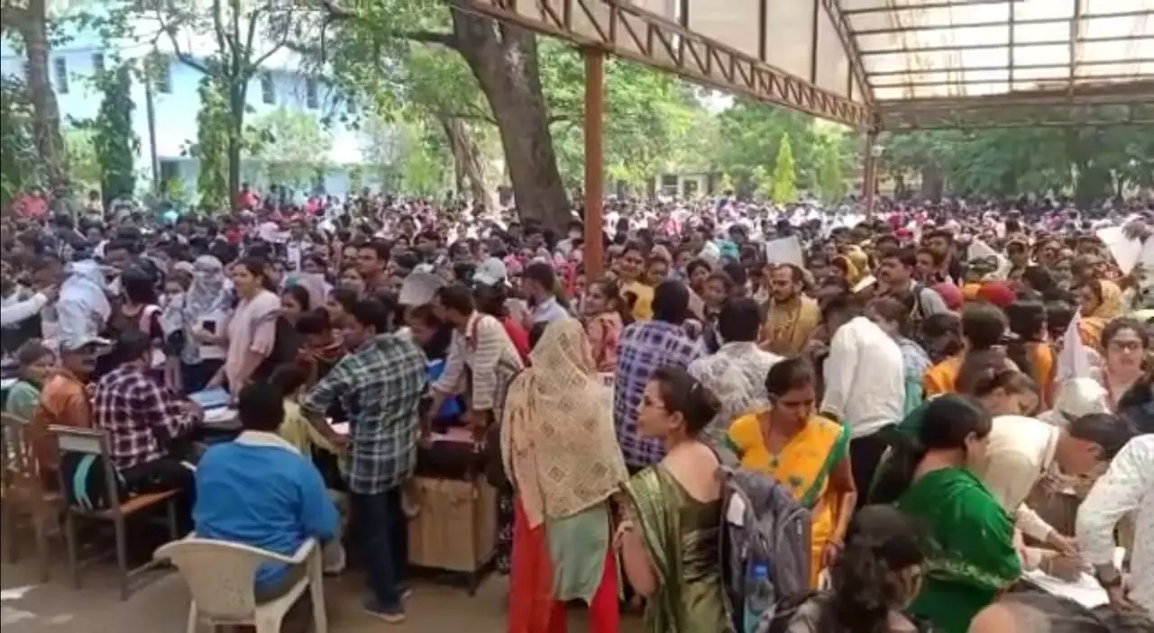 वॉक इन इंटरव्यू अब अलग-अलग दिन: आत्मानंद स्कूल के लिए दिनभर परेशान होते रहे अभ्यर्थी, गलती समझ में आई तो अलग-अलग दिन साक्षात्कार करने का निर्णय