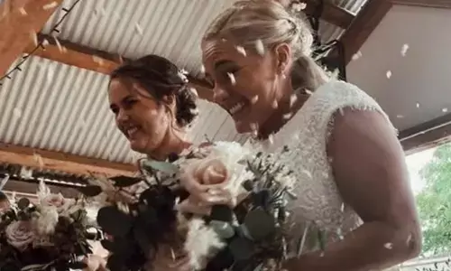 दो महिला क्रिकेटर्स ने रचाई शादी: नौ साल तक साथ में खेलीं क्रिकेट, लंबे रिलेशनशिप के बाद कर ली है शादी... देखें फोटो