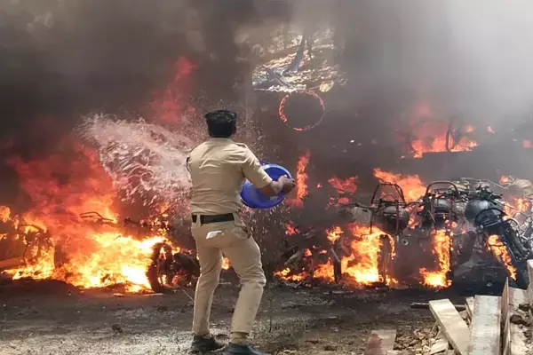 Balrampur-Ramanujganj: तीन बच्चों समेत 5 की मौत, पटाखा दुकान में लगी आग, बचने के लिए शटर के अंदर छुपे, दम घुटने से पांचों की गई जान...
