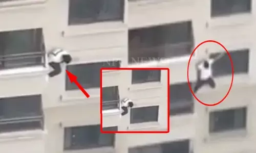 धड़कन बढ़ा देने वाला VIDEO:  आसमान को छूती इमारत से नीचे उतरा शख्स, देखकर उड़ जाएंगे होश...
