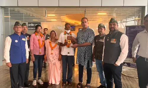 हम शर्मिंदा हैं पूर्णानंद: शौर्य चक्र लेकर शहीद के माता-पिता पहुंचे पर एयरपोर्ट पर सीआरपीएफ या छत्तीसगढ़ पुलिस से कोई मिलने भी नहीं पहुंचा, पूर्व सैनिकों ने किया सम्मान...