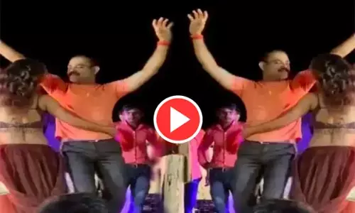 दरोगा ने महिला डांसर के साथ किया तमंचे पे डिस्को, फोटोशूट के लिए युवक को दी सर्विस रिवॉल्वर... देखें वीडियो