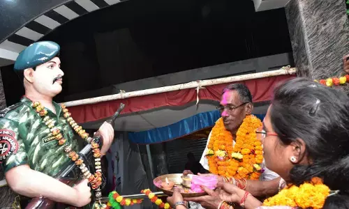 बेटे के शौर्य पर माता-पिता की छलकी आंखें: शहीद पूर्णानंद के गांव में गूंजा भारत माता का जयकारा, गांववालों ने किया माता-पिता का सम्मान