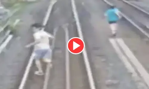 VIDEO:  तेज रफ्तार ट्रेन के आगे पटरी पर भागने लगे बच्चे,  फिर जो हुआ उसे देखकर हैरान हो जाएंगे आप...