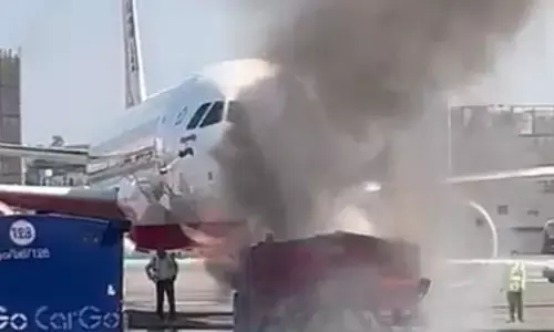 बड़ा हादसा: एयरपोर्ट पर विमान को टो करने वाले वाहन में लगी आग, मचा हड़कंप; देखें VIDEO