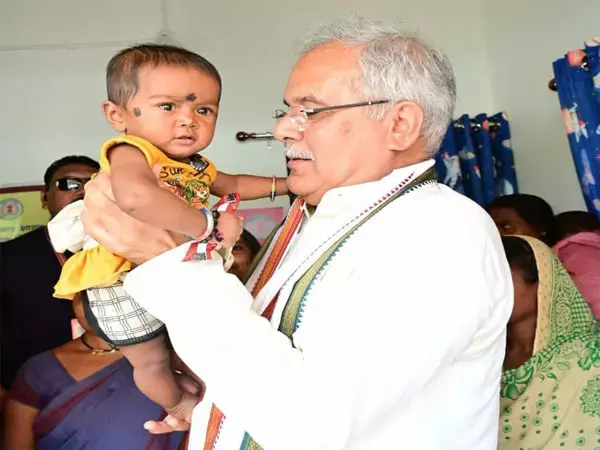 VIDEO: जब मुख्यमंत्री का पकड़ लिया कॉलर... मुख्यमंत्री ने खुद छुड़ाया अपना कॉलर, बाद में जमकर लगाए ठहाके...