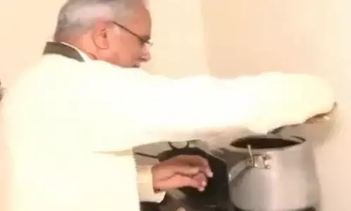 सीएम भूपेश ने कूकर का ढक्कन खोलकर आंगनवाड़ी में पकी खिचड़ी को देखा, फिर बोले...