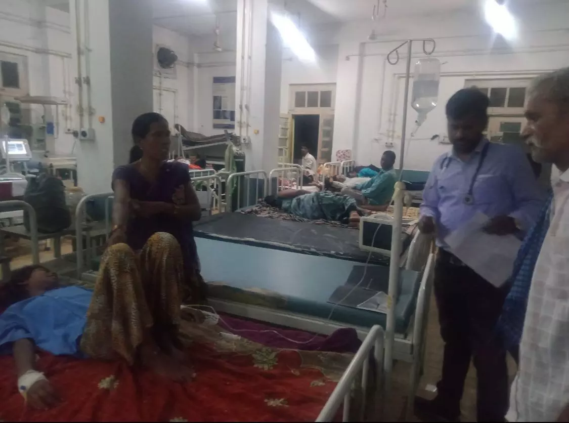 चाट खाने से बच्ची की मौत: चाट-गुपचुप खाकर दो दर्जन बच्चे हुए बीमार, 9 साल की बच्ची की जान गई; बाकी अस्पताल में भर्ती चाट खाने से बच्ची की मौत: चाट-गुपचुप खाकर दो दर्जन बच्चे हुए बीमार, 9 साल की बच्ची की जान गई; बाकी अस्पताल में भर्ती