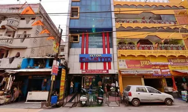 होटल सिटी पैलेस से ग्राहक कूदा, हालात गंभीर...मालिक ने पीड़ित बालक को निर्वस्त्र कर मंगवाई थी माफी.... जाने क्या है मामला