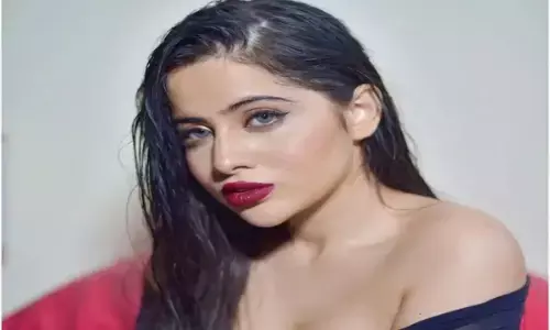 उर्फी जावेद ने फिर इस ड्रेस में उड़ाए होश, कांच पर लेटकर दिए अतरंगी पोज... फैंस बोले- फायर...