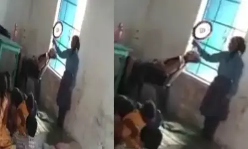 VIDEO: भरी क्लास में शिक्षिका का शाही ठाट... कुर्सी पर सोती दिखी, छात्रा पंखे से कर रही थी हवा