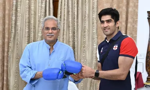 CG में मुक्केबाज विजेंदर की अंतर्राष्ट्रीय खिलाड़ी से भिड़ंत: सीएम से मिले ओलंपिक पदक विजेता मुक्केबाज विजेंदर सिंह, बॉक्सिंग को बढ़ावा देने पर हुई बातचीत
