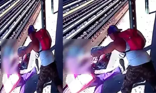 खौफनाक!... महिला को शख्स ने रेलवे पटरी पर फेंका, पुलिस ने जारी किया वीडियो