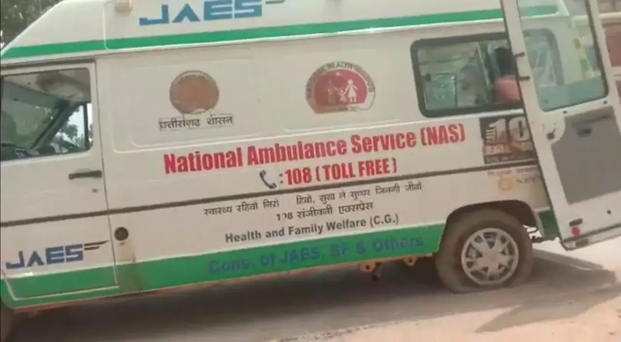 सिस्टम का दोष: जर्जर सड़क पर एंबुलेंस का टायर बर्स्ट हुआ, स्टेपनी नहीं थी; घायल युवक की रास्ते पर ही मौत