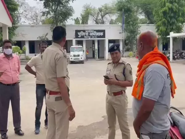 CG: एसपी आफिस में मिट्टी तेल लेकर आत्मदाह करने पहुंचा किसान, बिल्डर के खिलाफ अपराध दर्ज करने पुलिस कर रहीं हीलाहवाला