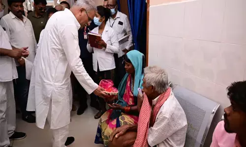 मैं तोर बर फल लाय हंव मुख्यमंत्री भूपेश बघेल फल लेकर पहुंचे प्राथमिक स्वास्थ्य केन्द्र...निरीक्षण कर मरीजों से जाना हालचाल