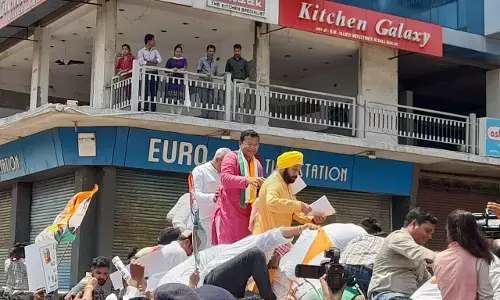 ED के खिलाफ कांग्रेस का प्रदर्शन: PCC अध्यक्ष के साथ बड़ी संख्या में कांग्रेस कार्यकर्ताओं ने घेरा ED का दफ्तर, पुलिस फोर्स मौजूद