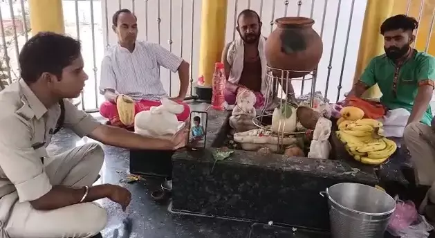 राहुल के लिए महा मृत्युंजय मंत्र का पाठ: कोरबा पुलिस सर्व मंगला मंदिर में करा रही महा मृत्युंजय मंत्र का अखंठ पाठ, ताकि सकुशल बाहर आए राहुल