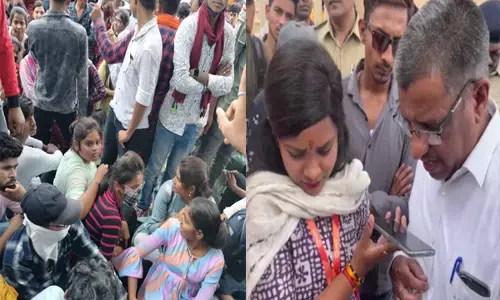 श्री रावतपुरा यूनिवर्सिटी में छात्रों का प्रदर्शन, कॉलेज प्रबंधन के खिलाफ की जमकर नारेबाजी...ऑफलाइन परीक्षा के निर्णय को रद्द करने की कर रहे मांग...