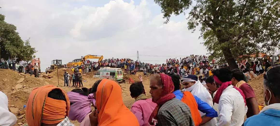 पिहरिद LIVE: राहुल के गांव में मेले जैसा माहौल, आसपास के गांव के भी लोग जमा हैं; सबकी नजर सुरंग की ओर...मन में सवाल- कब निकलेगा राहुल