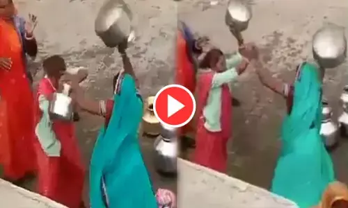 पानी के लिए लड़ाई: महिलाओं ने एक-दूसरे को बर्तन से पीटा, WWE की तरह आपस में भिड़ीं... देखें वीडियो