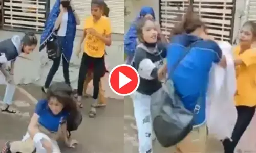 डिलिवरी गर्ल की जमकर पिटाई: लेडी डॉन ने रास्ता रोककर चलाए लात-घूंसे, थप्पड़ और डंडे भी बरसाए... देखें वीडियो