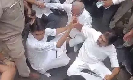 CM को पुलिस के सम्मान की चिंता: जिस पुलिस ने झूमाझटकी की, सीएम भूपेश ने जमीन से उसका मैडल रिबन उठाकर दिया