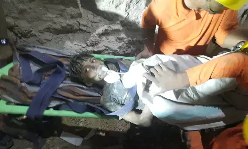 Big Breaking News: 104 घंटे बाद 80 फीट गहरे बोरवेल से बाहर आया राहुल, लोगों ने लगाए सेना जिंदाबाद के नारे