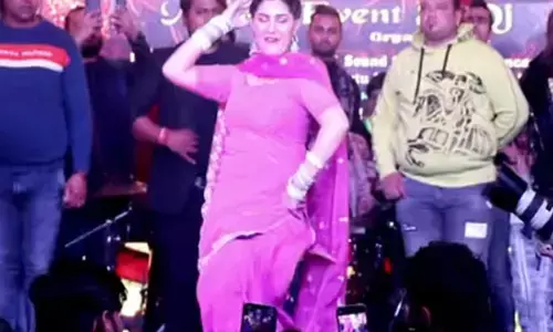 गुलाबी सूट पहनकर सपना चौधरी ने लगाए ठुमके, मचल उठे कुंवारे... लोग बोले- वापसी हो गई