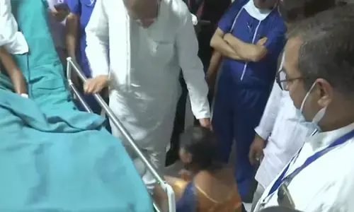 VIDEO- सीएम भूपेश के पैरों में गिरकर राहुल की माँ बोली- तैं मोर प्रभु, तैं भगवान हस... सीएम भूपेश ने राहुल से पूछा- भूख लागत हे, बेटा...तोर सारा पढ़ाई के खर्चा छत्तीसगढ़ सरकार दिही...