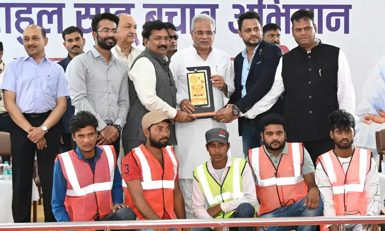 मुख्यमंत्री भूपेश बघेल ने बोरवेल में गिरे राहुल की जान बचाने वाले रायपुर स्मार्ट सिटी लिमि. की टीम को किया सम्मानित