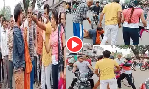VIDEO: मनचले को युवती ने दौड़ा-दौड़ाकर पीटा, युवक की बीच सड़क पर चप्पल से धुनाई...