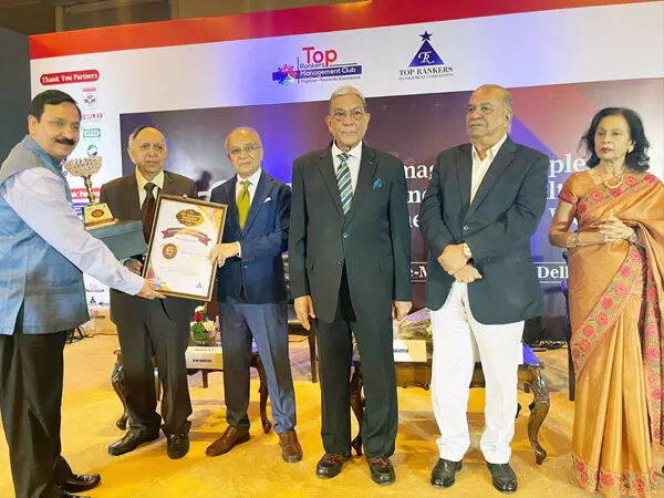प्रो. संजय द्विवेदी को टॉप रैंकर्स एक्सीलेंस अवॉर्ड... प्रो. संजय द्विवेदी को टॉप रैंकर्स एक्सीलेंस अवॉर्ड...