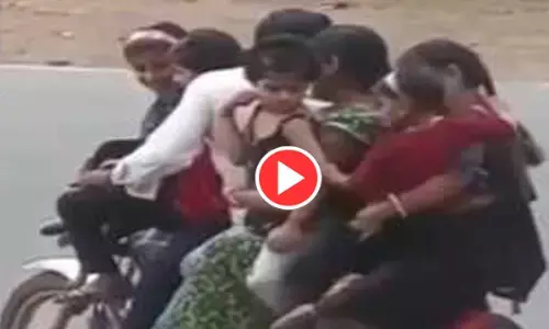 एक बाइक, 4 बच्चे, 2 औरतें और 1 आदमी!... बाइक पर बैठकर घूमने निकले... देखे वीडियो