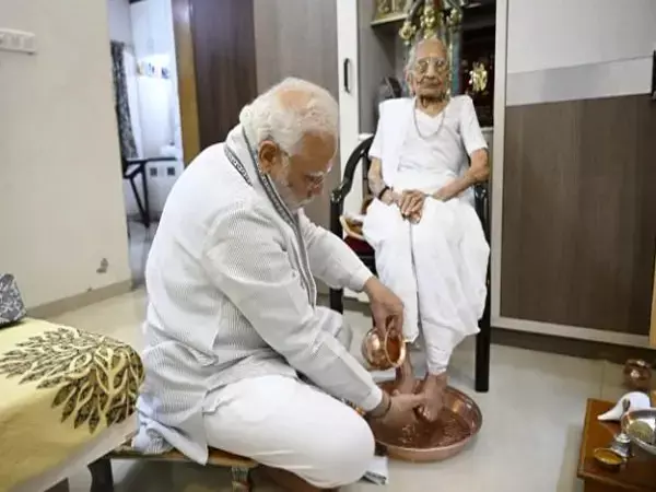 प्रधानमंत्री ने मां के जन्मदिन पर धोए पैर, मुंह कराया मीठा...पीएम का  माता को सर्मिपत भावुक लेख, पढ़े