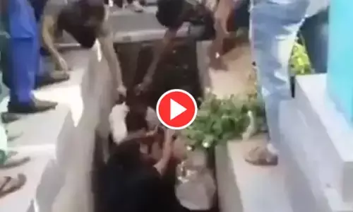 VIDEO: करोड़पति फैमिली की महिलाएं लड़ते-लड़ते नाले में गिरीं, कीचड़ में भी जमकर चले लात-घूंसे... देखें