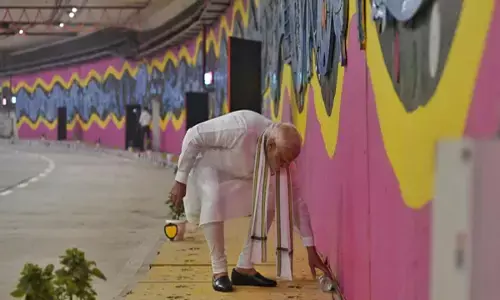 VIDEO-पीएम मोदी उठाने लगे कचरा: पहुंचे थे उद्घाटन करने, पर उठाने लगे झुककर कचरा...