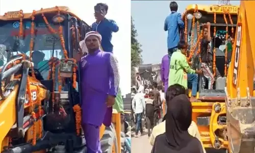 बुलडोजर में बारात: दुल्हन लेने बुलडोजर से पहुंचे बराती,  लगे बुलडोजर बाबा की जय के नारे...