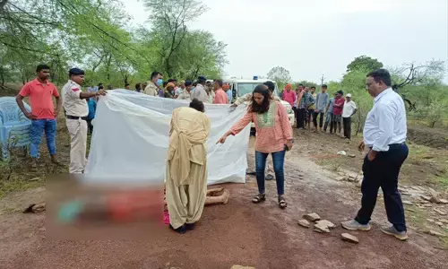 महिला की हत्या: हत्या कर शव को गांव के रास्ते मे फेंका, पुलिस जांच में जुटी...