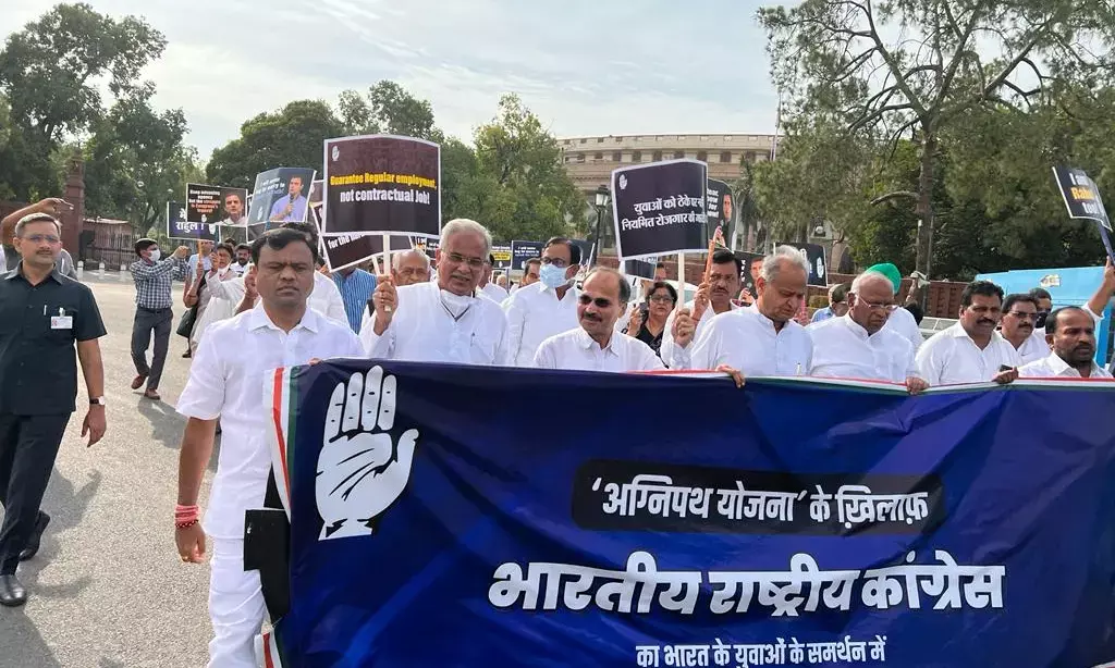 CM का तख्ती लेकर राष्ट्रपति भवन मार्च: अग्निवीर के खिलाफ कांग्रेस नेताओं ने राष्ट्रपति भवन तक किया मार्च, कहा- वापस लें योजना