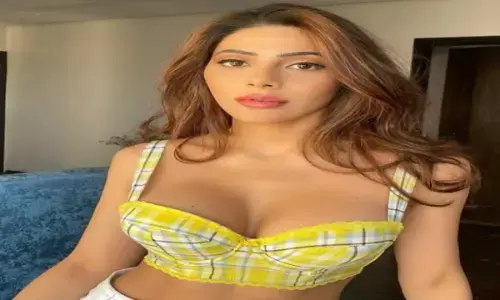 निक्की तंबोली ने मची सनसनी, कैमरे के सामने सरकाई ड्रेस... फैंस बोले- नहीं हट रहीं...