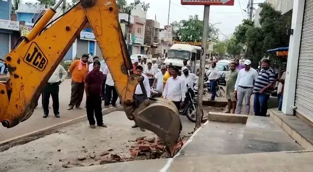 CG में बुलडोजर: हत्या के केस में फरार भाजपा नेता के दुकान पहुंची पुलिस, बुलडोजर से सीढ़ी और पोर्च तोड़ दी; दुकानें सील