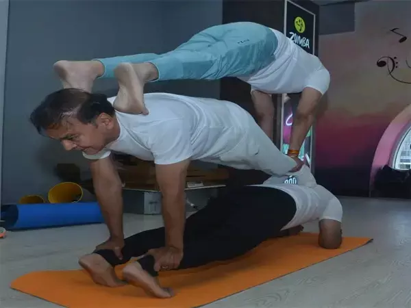 CG के पूर्व चीफ सेक्रेटरी ने योग कौशल से लोगों को अचंभित कर दिया, देखिए फोटो